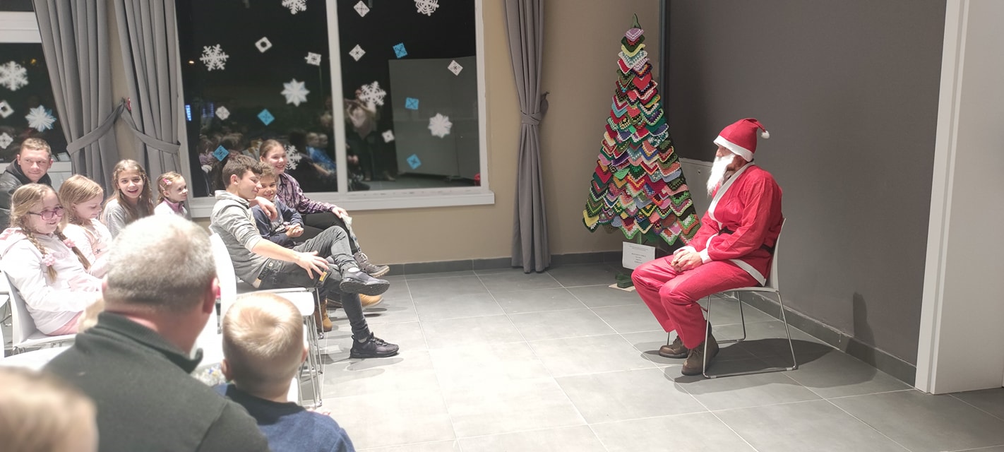 KINCSE Mikulás a könyvtárban és karácsonyfa díszítés