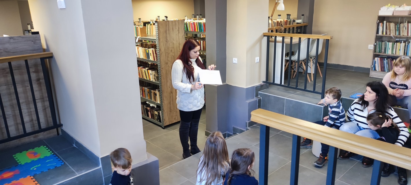 Az óvodások mesét hallgattak a könyvtárban