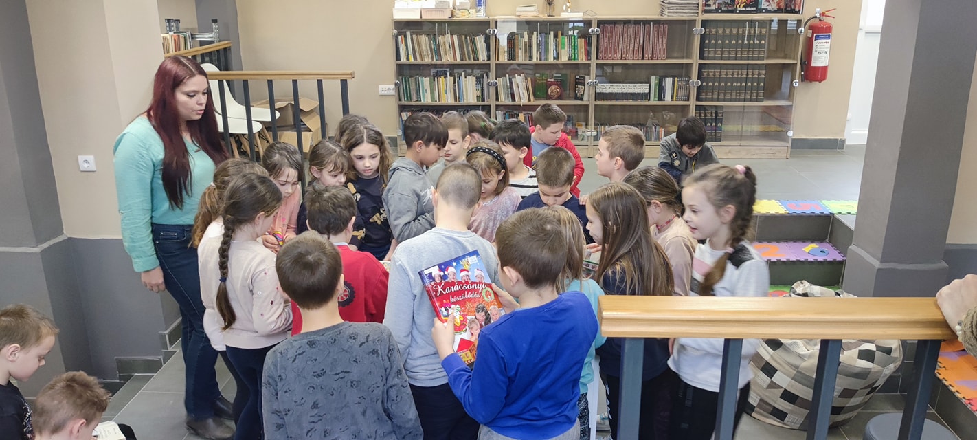 Könyvtárlátogatáson a másodikosok